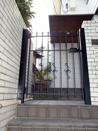 強風で壊れてしまった木製門扉のお取替え 強風で壊れてしまった木製門扉のお取替え